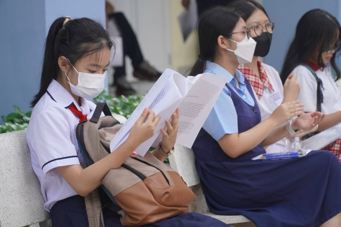 Phổ điểm thi lớp 10 tại TP HCM: Tiếng Anh cao, toán ít điểm liệt- Ảnh 1. Phổ điểm thi lớp 10 tại TP HCM: Tiếng Anh cao, toán ít điểm liệt- Ảnh 1.