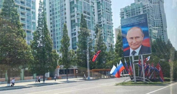 Hình chân dung Tổng thống Nga Vladimir Putin trên đường phố Bình Nhưỡng - Triều Tiên vào ngày 18-6 Ảnh: NK News Hình chân dung Tổng thống Nga Vladimir Putin trên đường phố Bình Nhưỡng - Triều Tiên vào ngày 18-6 Ảnh: NK News