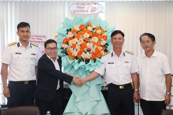 Báo Người Lao Động tiếp tục nhận nhiều tình cảm từ các cơ quan, đơn vị- Ảnh 4. Báo Người Lao Động tiếp tục nhận nhiều tình cảm từ các cơ quan, đơn vị- Ảnh 4.