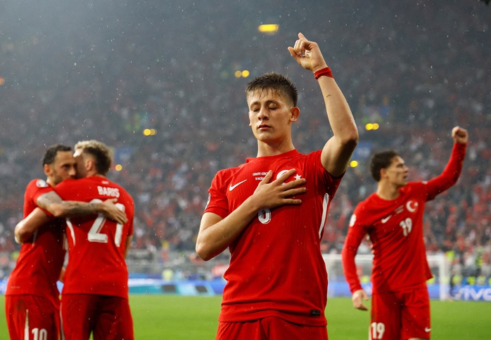 Euro 2024: Sao trẻ Real Madrid tạo siêu phẩm cho Thổ Nhĩ Kỳ- Ảnh 4. Euro 2024: Sao trẻ Real Madrid tạo siêu phẩm cho Thổ Nhĩ Kỳ- Ảnh 4.