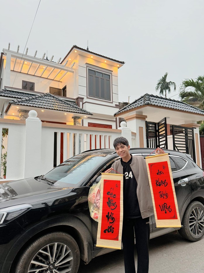 NÂNG BƯỚC NGƯỜI LAO ĐỘNG: Đứng vững trên đôi chân của mình- Ảnh 1. NÂNG BƯỚC NGƯỜI LAO ĐỘNG: Đứng vững trên đôi chân của mình- Ảnh 1.