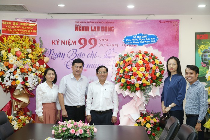 Báo Người Lao Động tiếp tục nhận nhiều tình cảm từ các cơ quan, đơn vị- Ảnh 5. Báo Người Lao Động tiếp tục nhận nhiều tình cảm từ các cơ quan, đơn vị- Ảnh 5.