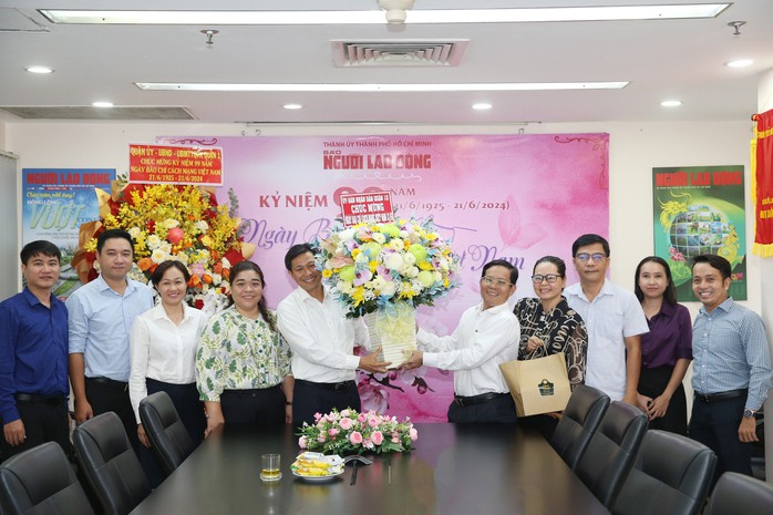 Báo Người Lao Động tiếp tục nhận nhiều tình cảm từ các cơ quan, đơn vị- Ảnh 9. Báo Người Lao Động tiếp tục nhận nhiều tình cảm từ các cơ quan, đơn vị- Ảnh 9.