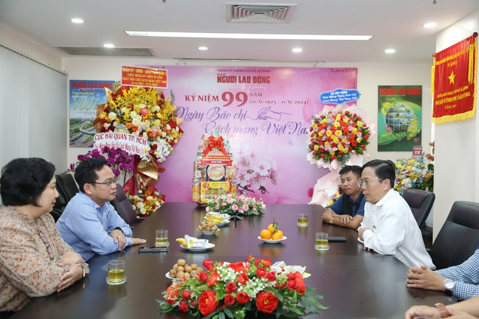 Báo Người Lao Động tiếp tục nhận nhiều tình cảm từ các cơ quan, đơn vị- Ảnh 1. Báo Người Lao Động tiếp tục nhận nhiều tình cảm từ các cơ quan, đơn vị- Ảnh 1.