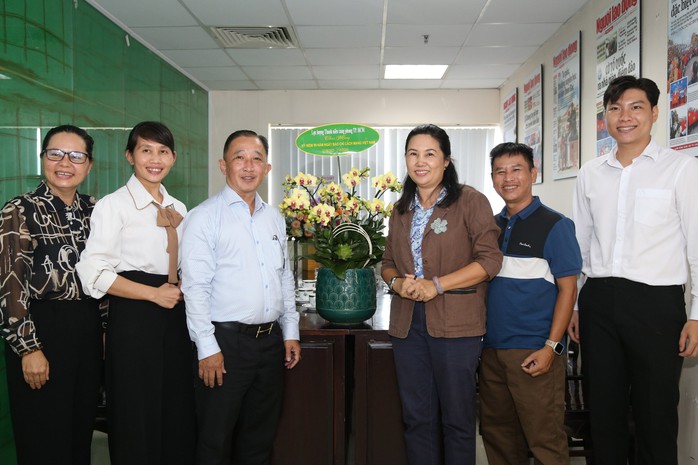 Báo Người Lao Động tiếp tục nhận nhiều tình cảm từ các cơ quan, đơn vị- Ảnh 7. Báo Người Lao Động tiếp tục nhận nhiều tình cảm từ các cơ quan, đơn vị- Ảnh 7.