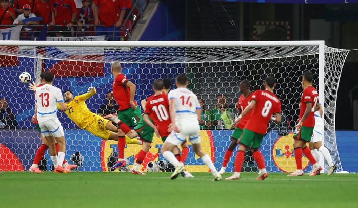 Lukas Provod (14) ghi bàn mở tỉ số cho CH Czech bằng một siêu phẩm Lukas Provod (14) ghi bàn mở tỉ số cho CH Czech bằng một siêu phẩm