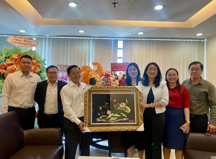 Báo Người Lao Động tiếp tục nhận nhiều tình cảm từ các cơ quan, đơn vị- Ảnh 10. Báo Người Lao Động tiếp tục nhận nhiều tình cảm từ các cơ quan, đơn vị- Ảnh 10.