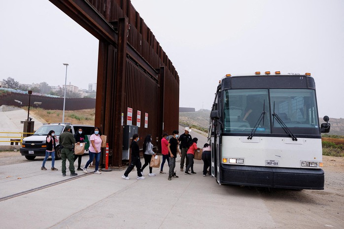 Người nhập cư được đưa lên xe tại TP San Diego, bang California - Mỹ hôm 6-6Ảnh: Reuters Người nhập cư được đưa lên xe tại TP San Diego, bang California - Mỹ hôm 6-6Ảnh: Reuters