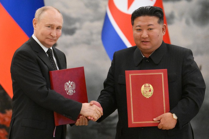 Tổng thống Nga Vladimir Putin (trái) và nhà lãnh đạo Triều Tiên Kim Jong-un tại lễ ký kết văn kiện ở Bình Nhưỡng hôm 19-6 Ảnh: REUTERS Tổng thống Nga Vladimir Putin (trái) và nhà lãnh đạo Triều Tiên Kim Jong-un tại lễ ký kết văn kiện ở Bình Nhưỡng hôm 19-6 Ảnh: REUTERS