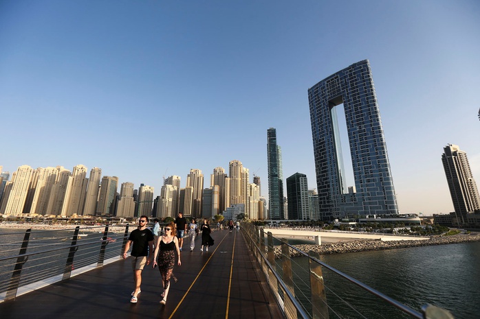 Một cầu đi bộ tại đảo Bluewaters ở TP Dubai - Các Tiểu Vương quốc Ả Rập Thống nhất (UAE) Ảnh: Reuters Một cầu đi bộ tại đảo Bluewaters ở TP Dubai - Các Tiểu Vương quốc Ả Rập Thống nhất (UAE) Ảnh: Reuters