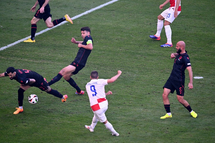 Euro 2024: Ngược dòng bất thành, Croatia bị Albania chia điểm phút bù giờ- Ảnh 2. Euro 2024: Ngược dòng bất thành, Croatia bị Albania chia điểm phút bù giờ- Ảnh 2.