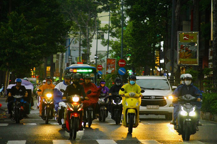 Thời tiết TP HCM và Nam Bộ ngày 19-6: Ngày nắng, chiều tối có mưa to- Ảnh 1. Thời tiết TP HCM và Nam Bộ ngày 19-6: Ngày nắng, chiều tối có mưa to- Ảnh 1.