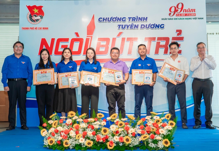 3 phóng viên Báo Người Lao Động nhận giải thưởng Ngòi bút trẻ năm 2024- Ảnh 1. 3 phóng viên Báo Người Lao Động nhận giải thưởng Ngòi bút trẻ năm 2024- Ảnh 1.