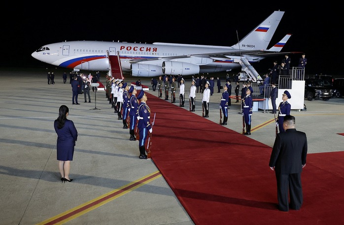 Triều Tiên long trọng đón tiếp Tổng thống Nga Putin
- Ảnh 1. Triều Tiên long trọng đón tiếp Tổng thống Nga Putin
- Ảnh 1.