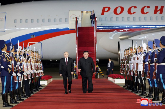 Triều Tiên long trọng đón tiếp Tổng thống Nga Putin
- Ảnh 3. Triều Tiên long trọng đón tiếp Tổng thống Nga Putin
- Ảnh 3.