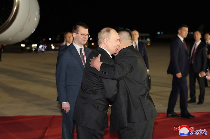 Triều Tiên long trọng đón tiếp Tổng thống Nga Putin
- Ảnh 4. Triều Tiên long trọng đón tiếp Tổng thống Nga Putin
- Ảnh 4.