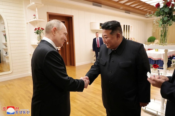 Triều Tiên long trọng đón tiếp Tổng thống Nga Putin
- Ảnh 12. Triều Tiên long trọng đón tiếp Tổng thống Nga Putin
- Ảnh 12.