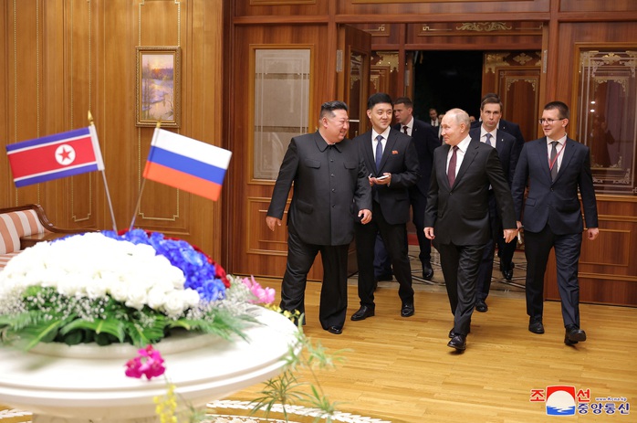 Triều Tiên long trọng đón tiếp Tổng thống Nga Putin
- Ảnh 11. Triều Tiên long trọng đón tiếp Tổng thống Nga Putin
- Ảnh 11.