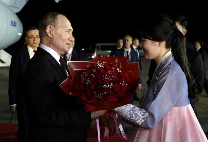Triều Tiên long trọng đón tiếp Tổng thống Nga Putin
- Ảnh 7. Triều Tiên long trọng đón tiếp Tổng thống Nga Putin
- Ảnh 7.