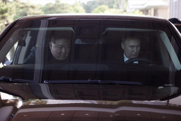 Tổng thống Vladimir Putin đích thân lái xe chở ông Kim Jong-un- Ảnh 1. Tổng thống Vladimir Putin đích thân lái xe chở ông Kim Jong-un- Ảnh 1.