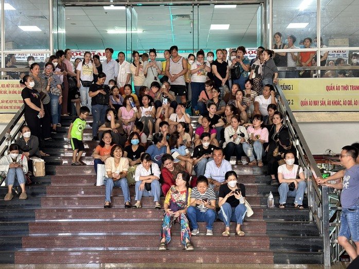 Hàng loạt tiểu thương chợ An Đông đóng cửa sạp để né QLTT kiểm tra- Ảnh 1. Hàng loạt tiểu thương chợ An Đông đóng cửa sạp để né QLTT kiểm tra- Ảnh 1.