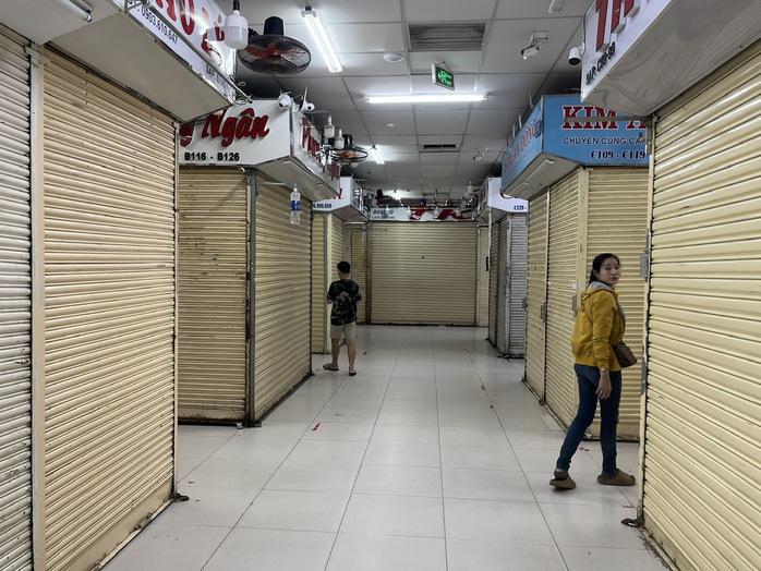 Hàng loạt tiểu thương chợ An Đông đóng cửa sạp để né QLTT kiểm tra- Ảnh 3. Hàng loạt tiểu thương chợ An Đông đóng cửa sạp để né QLTT kiểm tra- Ảnh 3.