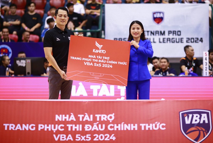 VBA 2024 giới thiệu nhà tài trợ trang phục mới
- Ảnh 1. VBA 2024 giới thiệu nhà tài trợ trang phục mới
- Ảnh 1.