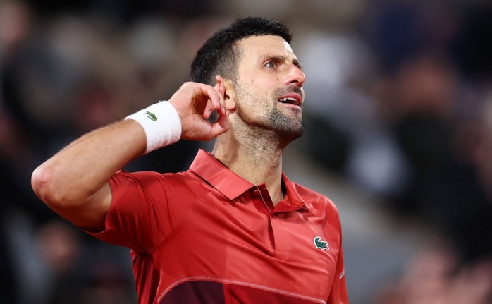 Thắng lúc 3 giờ sáng, Djokovic cân bằng kỷ lục của Federer- Ảnh 1. Thắng lúc 3 giờ sáng, Djokovic cân bằng kỷ lục của Federer- Ảnh 1.