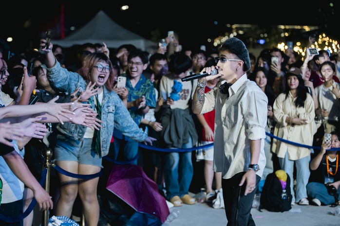 Erik khuấy động lễ hội mùa hè
- Ảnh 7. Erik khuấy động lễ hội mùa hè
- Ảnh 7.