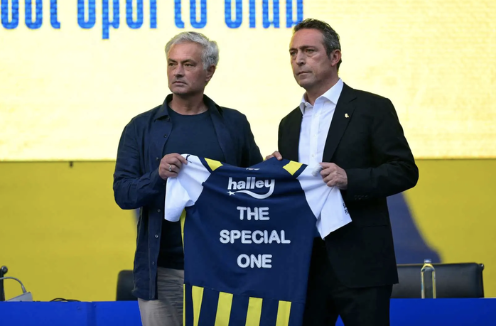 HLV Mourinho tạo cơn sốt trong ngày ra mắt "đại gia" Thổ Nhĩ Kỳ- Ảnh 2. HLV Mourinho tạo cơn sốt trong ngày ra mắt "đại gia" Thổ Nhĩ Kỳ- Ảnh 2.