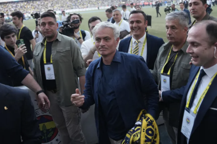 HLV Mourinho tạo cơn sốt trong ngày ra mắt "đại gia" Thổ Nhĩ Kỳ- Ảnh 3. HLV Mourinho tạo cơn sốt trong ngày ra mắt "đại gia" Thổ Nhĩ Kỳ- Ảnh 3.
