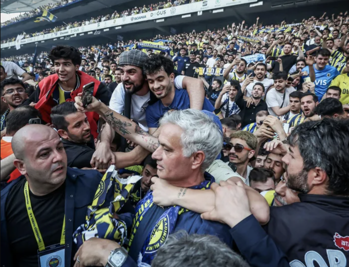 HLV Mourinho tạo cơn sốt trong ngày ra mắt "đại gia" Thổ Nhĩ Kỳ- Ảnh 1. HLV Mourinho tạo cơn sốt trong ngày ra mắt "đại gia" Thổ Nhĩ Kỳ- Ảnh 1.