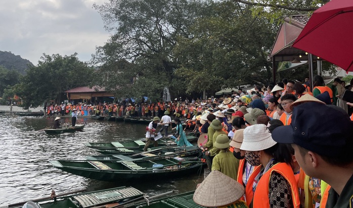 Vạn người tới Ninh Bình ngắm bức tranh "mục đồng thổi sáo" khổng lồ- Ảnh 7. Vạn người tới Ninh Bình ngắm bức tranh "mục đồng thổi sáo" khổng lồ- Ảnh 7.