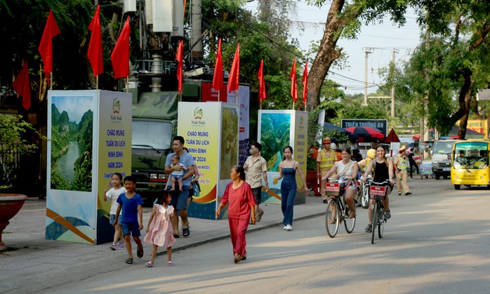 Vạn người tới Ninh Bình ngắm bức tranh "mục đồng thổi sáo" khổng lồ- Ảnh 10. Vạn người tới Ninh Bình ngắm bức tranh "mục đồng thổi sáo" khổng lồ- Ảnh 10.