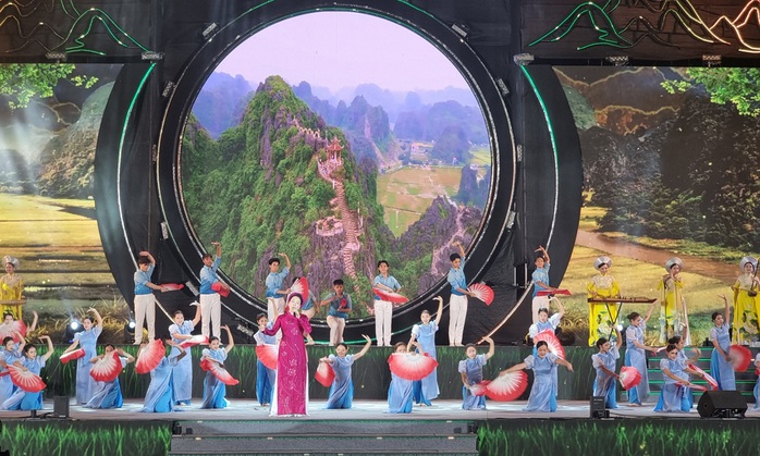 Vạn người tới Ninh Bình ngắm bức tranh "mục đồng thổi sáo" khổng lồ- Ảnh 5. Vạn người tới Ninh Bình ngắm bức tranh "mục đồng thổi sáo" khổng lồ- Ảnh 5.