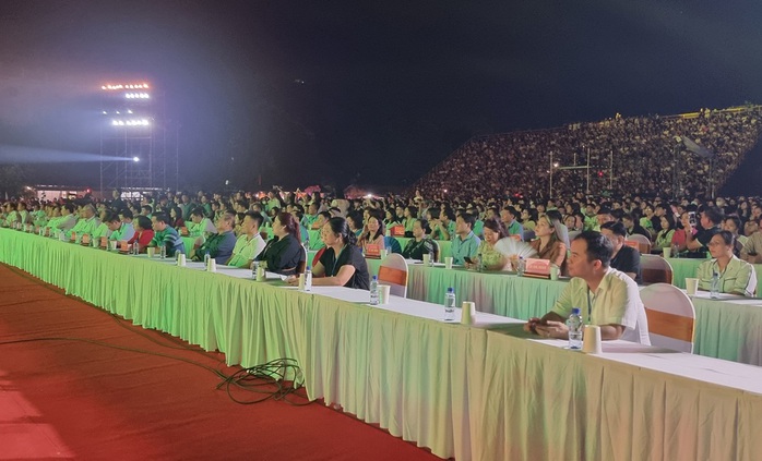 Vạn người tới Ninh Bình ngắm bức tranh "mục đồng thổi sáo" khổng lồ- Ảnh 3. Vạn người tới Ninh Bình ngắm bức tranh "mục đồng thổi sáo" khổng lồ- Ảnh 3.