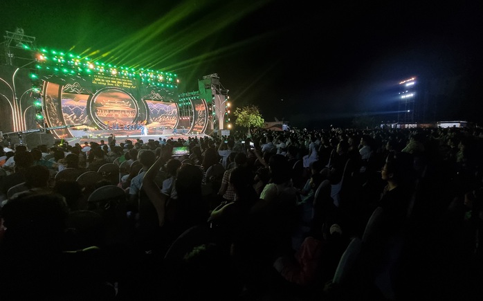 Vạn người tới Ninh Bình ngắm bức tranh "mục đồng thổi sáo" khổng lồ- Ảnh 4. Vạn người tới Ninh Bình ngắm bức tranh "mục đồng thổi sáo" khổng lồ- Ảnh 4.