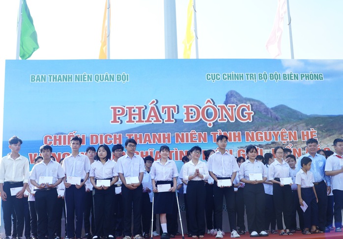 Trao 2.000 lá cờ Tổ quốc cùng 70 phần học bổng tại Bà Rịa - Vũng Tàu- Ảnh 5. Trao 2.000 lá cờ Tổ quốc cùng 70 phần học bổng tại Bà Rịa - Vũng Tàu- Ảnh 5.