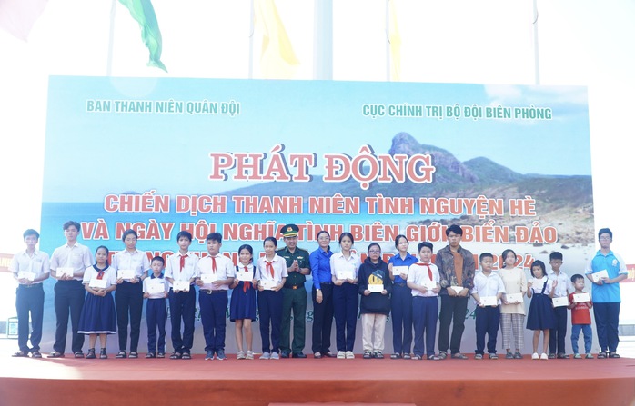 Trao 2.000 lá cờ Tổ quốc cùng 70 phần học bổng tại Bà Rịa - Vũng Tàu- Ảnh 6. Trao 2.000 lá cờ Tổ quốc cùng 70 phần học bổng tại Bà Rịa - Vũng Tàu- Ảnh 6.