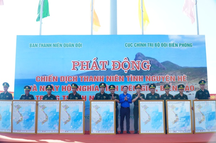 Trao 2.000 lá cờ Tổ quốc cùng 70 phần học bổng tại Bà Rịa - Vũng Tàu- Ảnh 3. Trao 2.000 lá cờ Tổ quốc cùng 70 phần học bổng tại Bà Rịa - Vũng Tàu- Ảnh 3.