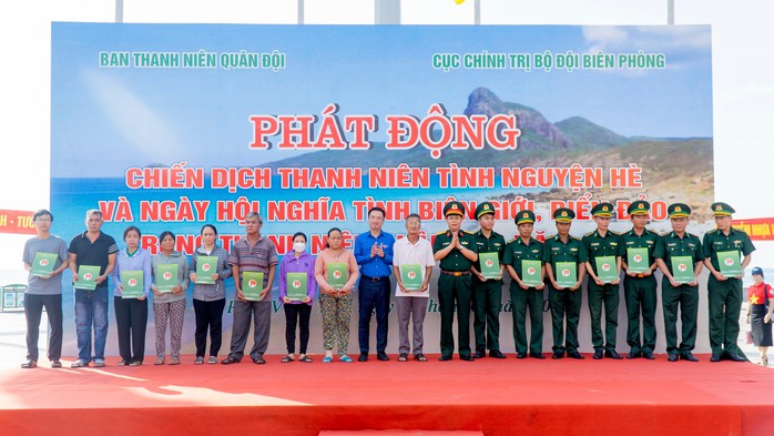 Trao 2.000 lá cờ Tổ quốc cùng 70 phần học bổng tại Bà Rịa - Vũng Tàu- Ảnh 4. Trao 2.000 lá cờ Tổ quốc cùng 70 phần học bổng tại Bà Rịa - Vũng Tàu- Ảnh 4.