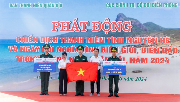 Trao 2.000 lá cờ Tổ quốc cùng 70 phần học bổng tại Bà Rịa - Vũng Tàu- Ảnh 1. Trao 2.000 lá cờ Tổ quốc cùng 70 phần học bổng tại Bà Rịa - Vũng Tàu- Ảnh 1.