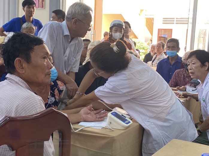 500 người ở tỉnh Tiền Giang được khám, phát thuốc miễn phí- Ảnh 2. 500 người ở tỉnh Tiền Giang được khám, phát thuốc miễn phí- Ảnh 2.