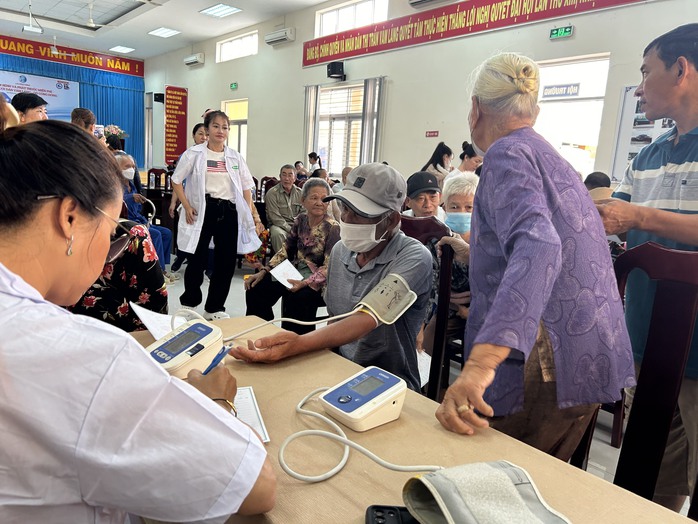 500 người ở tỉnh Tiền Giang được khám, phát thuốc miễn phí- Ảnh 4. 500 người ở tỉnh Tiền Giang được khám, phát thuốc miễn phí- Ảnh 4.