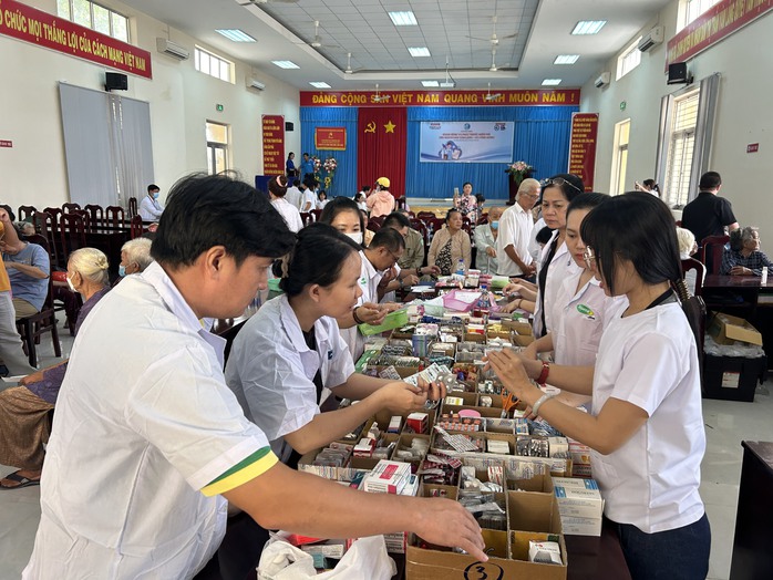 500 người ở tỉnh Tiền Giang được khám, phát thuốc miễn phí- Ảnh 8. 500 người ở tỉnh Tiền Giang được khám, phát thuốc miễn phí- Ảnh 8.