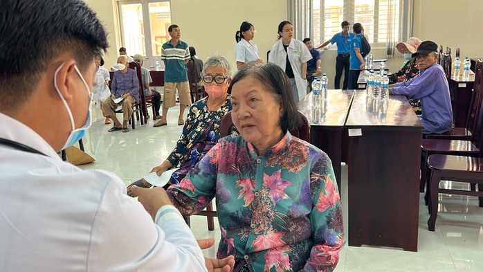 500 người ở tỉnh Tiền Giang được khám, phát thuốc miễn phí- Ảnh 5. 500 người ở tỉnh Tiền Giang được khám, phát thuốc miễn phí- Ảnh 5.