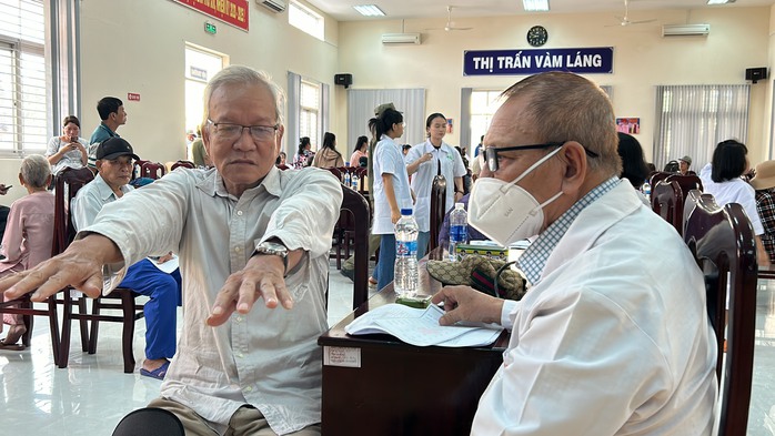 500 người ở tỉnh Tiền Giang được khám, phát thuốc miễn phí- Ảnh 6. 500 người ở tỉnh Tiền Giang được khám, phát thuốc miễn phí- Ảnh 6.