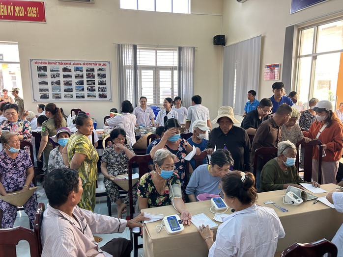 500 người ở tỉnh Tiền Giang được khám, phát thuốc miễn phí- Ảnh 7. 500 người ở tỉnh Tiền Giang được khám, phát thuốc miễn phí- Ảnh 7.
