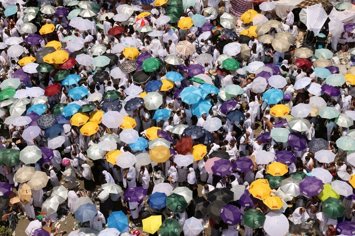 Các tín đồ Hồi giáo che dù khi tham dự buổi cầu nguyện buổi trưa bên ngoài thành phố linh thiêng Mecca của Ả Rập Saudi Ảnh: REUTERS Các tín đồ Hồi giáo che dù khi tham dự buổi cầu nguyện buổi trưa bên ngoài thành phố linh thiêng Mecca của Ả Rập Saudi Ảnh: REUTERS
