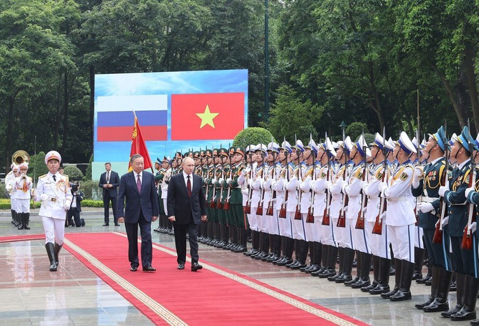Chủ tịch nước Tô Lâm và Tổng thống Liên bang Nga Vladimir Putin duyệt Đội danh dự Quân đội nhân dân Việt Nam Ảnh: TTXVN Chủ tịch nước Tô Lâm và Tổng thống Liên bang Nga Vladimir Putin duyệt Đội danh dự Quân đội nhân dân Việt Nam Ảnh: TTXVN